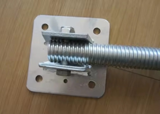 Échafaudage galvanisé à vis réglable avec plaque de base de nivellement pivotante