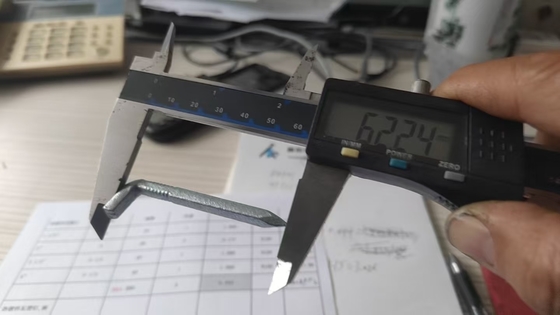 Des clous carrés en forme de tête en L avec une surface galvanisée à chaud de 30 à 60 mm