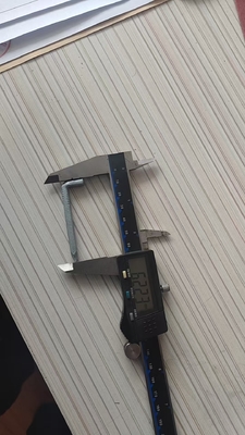 Des clous carrés en forme de tête en L avec une surface galvanisée à chaud de 30 à 60 mm