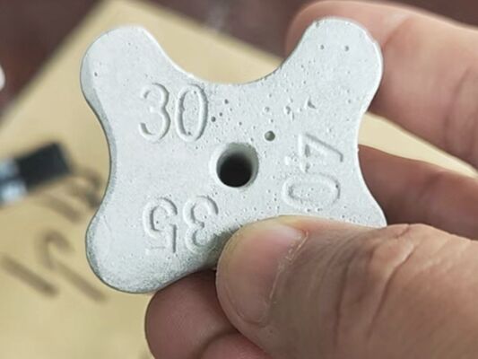 Entretoise en ciment et béton pour treillis d'armature vertical et horizontal