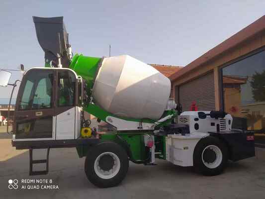 Individu de quatre roues chargeant le petit mini camion de mélangeur concret avec le système de pesage électronique