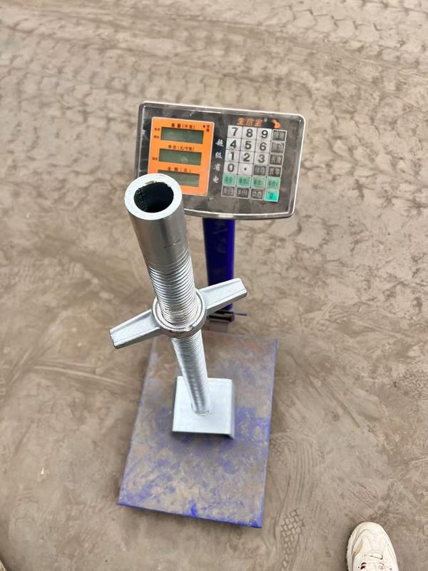 Vérin de base à vis creuse réglable en acier robuste pour échafaudage et construction