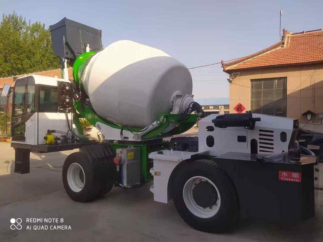 Individu de quatre roues chargeant le petit mini camion de mélangeur concret avec le système de pesage électronique